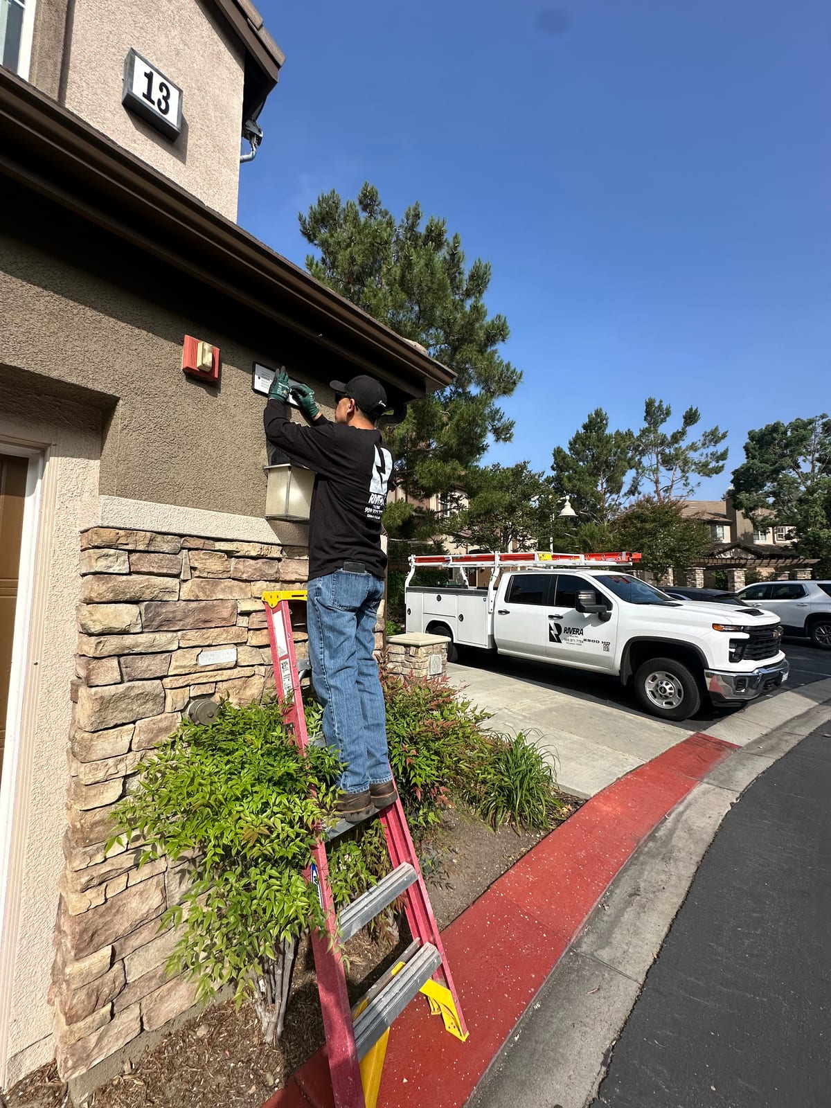 Rivera Electric technician arriving on-site for emergency